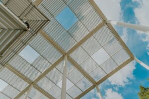 פתרונות הצללה מתקדמים: המהפכה של מותג קלאוד בעיצוב החוץ