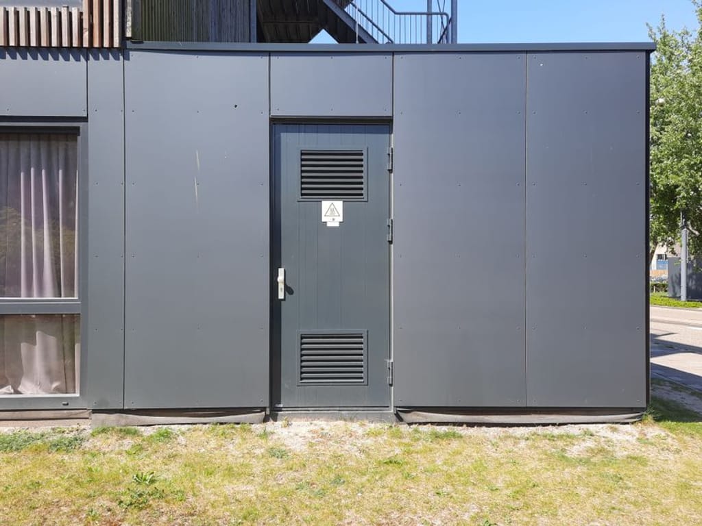 Timothy Huliselan באתר PEXELS outdoor bomb shelter